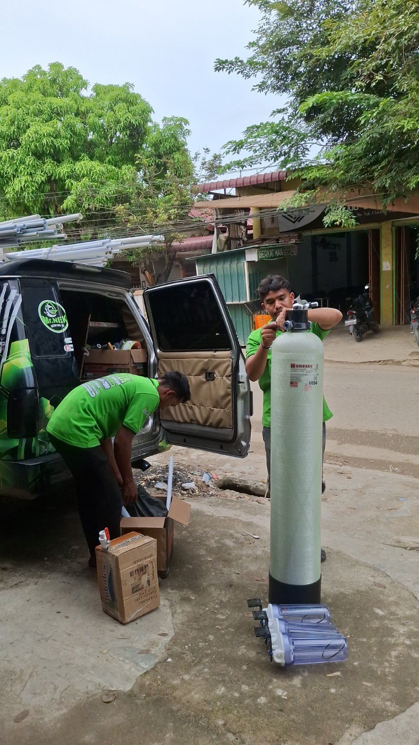 Tim menyiapkan tabung filter dan peralatan di samping mobil MR.NEK